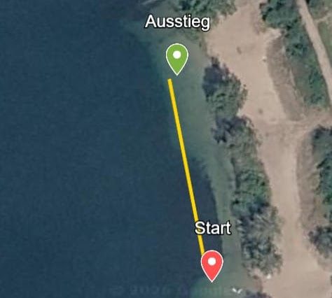 Luftbild des Schwimmkurses Bambini: Start – Ausstieg, parallel zum Ufer